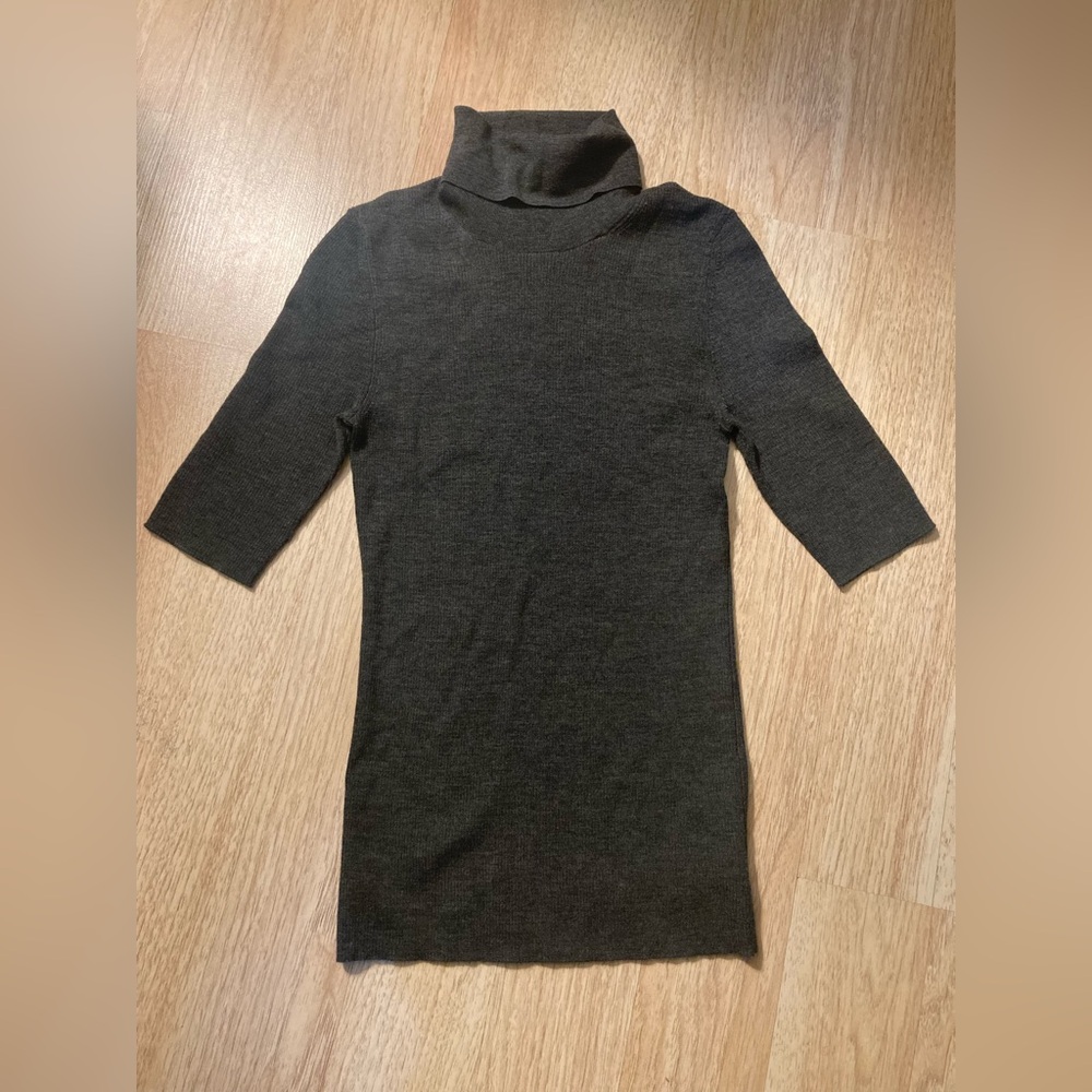 Theory 100% merino wool turtleneck sweater, 1/2 sleeve, gray